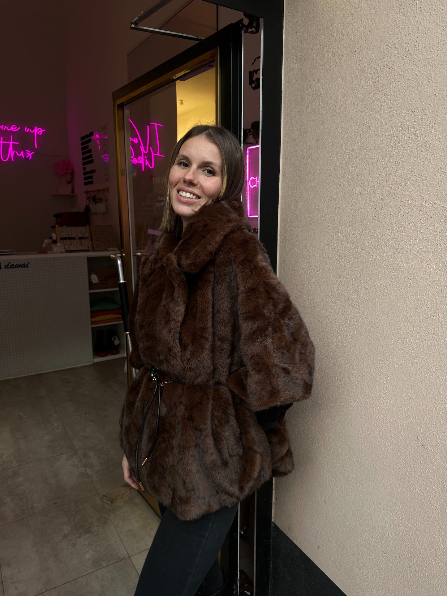 Fellponcho mit Gürtel